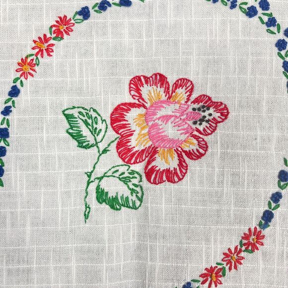 VTG White Linen Kitchen Tablecloth Hand Embroidered Red Roses Square 32.5 x 34.5 - Picture 4 of 12